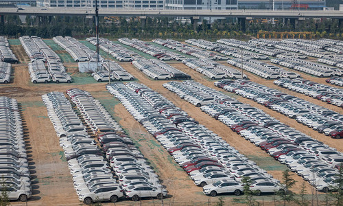 数千辆新的白新车准备在郑周东交背景图片