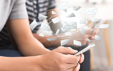 电子邮件营销和时事通讯使用带有电子邮件应用程序图片