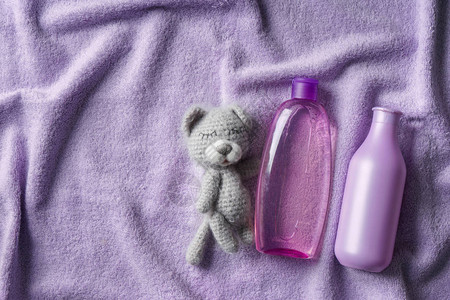 泰迪熊为婴儿在软毛巾图片