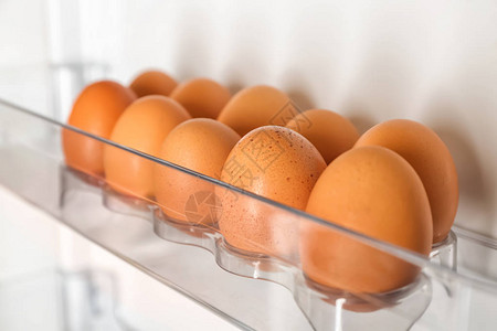 冰箱里的生鸡蛋特写图片