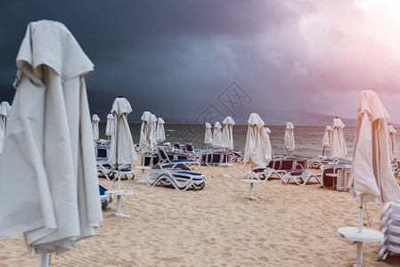空沙滩上的躺椅和遮阳伞图片