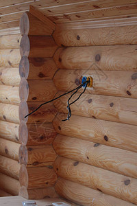 木屋中电源插座的孔图片