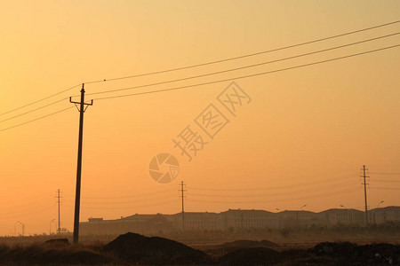 夕阳下的电线杆图片