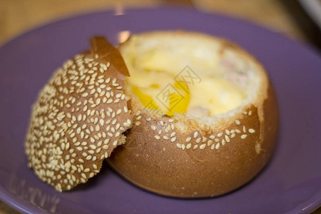 鸡蛋培根和融化的奶酪鸡蛋芝士图片