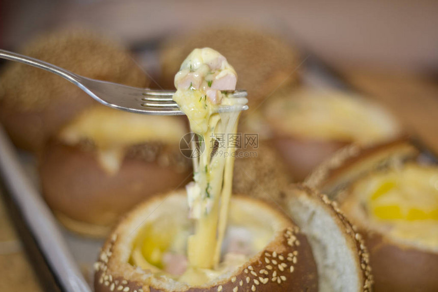 鸡蛋培根和融化的奶酪鸡蛋芝士图片