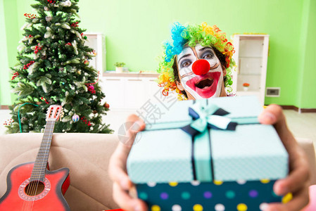 圣诞节庆祝概念中的滑稽小丑图片