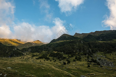 日落时的Transfagarasan山峰景观图片
