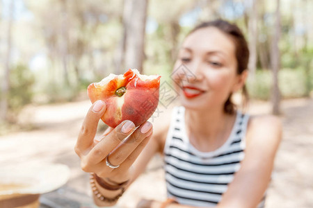 特写美女吃桃子水果零食概念图片