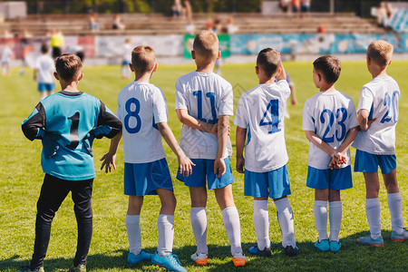 儿童运动队照片踢足球比赛的一群小男孩儿童足球比赛儿童足球运动员站在板图片
