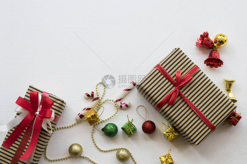 圣诞节和新年节庆快乐背景白木上装饰品图片