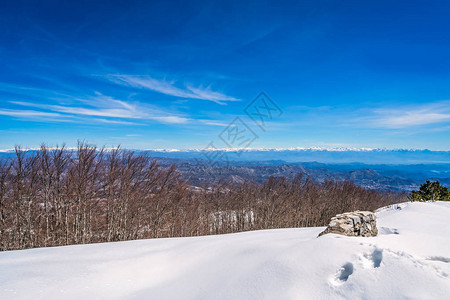 从黑山Lovcen公园Lovcen山顶的Lovcen山顶上看到的山区图片