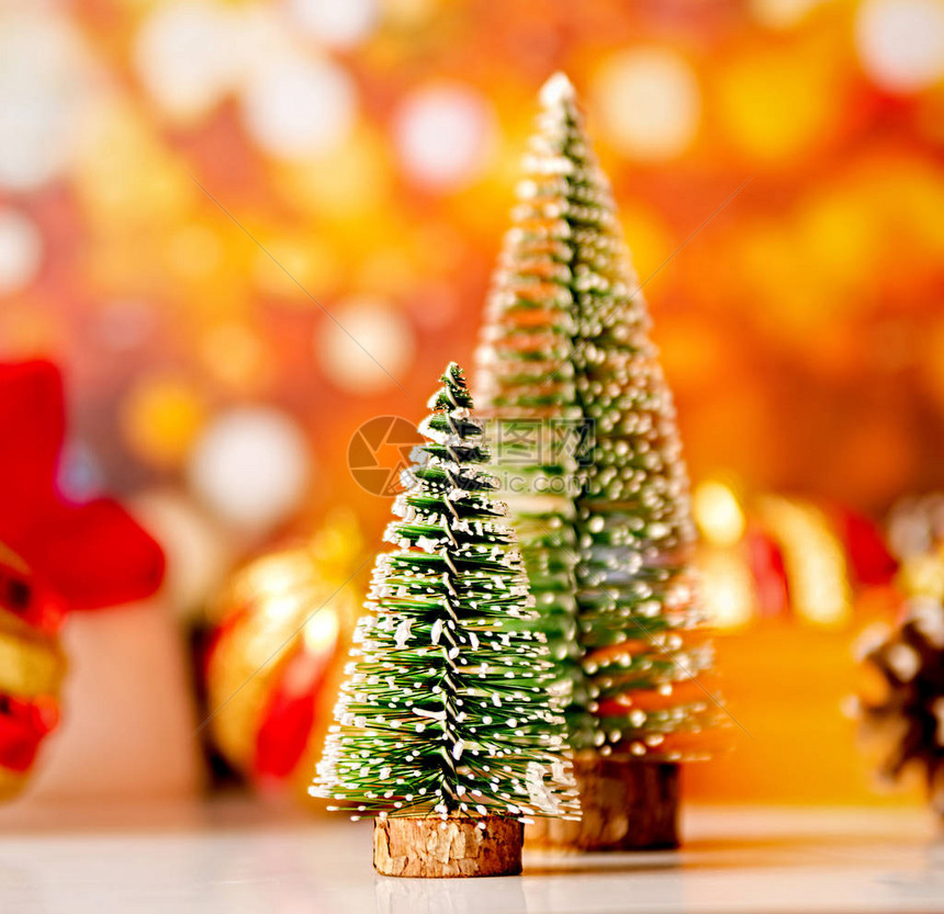 圣诞节和新年概念圣诞树周围布满着明亮的模糊闪发光图片