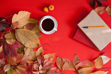 红黄秋叶书茶杯咖啡与图片