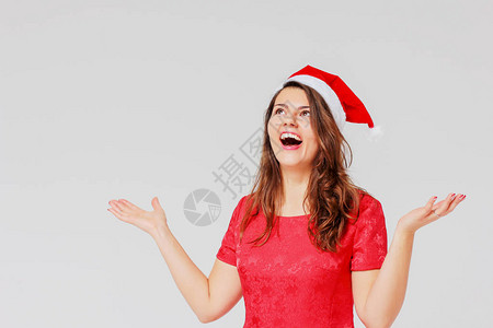 穿着红裙子和圣诞老人帽子的棕发正阳喜悦美丽的女孩黑发图片