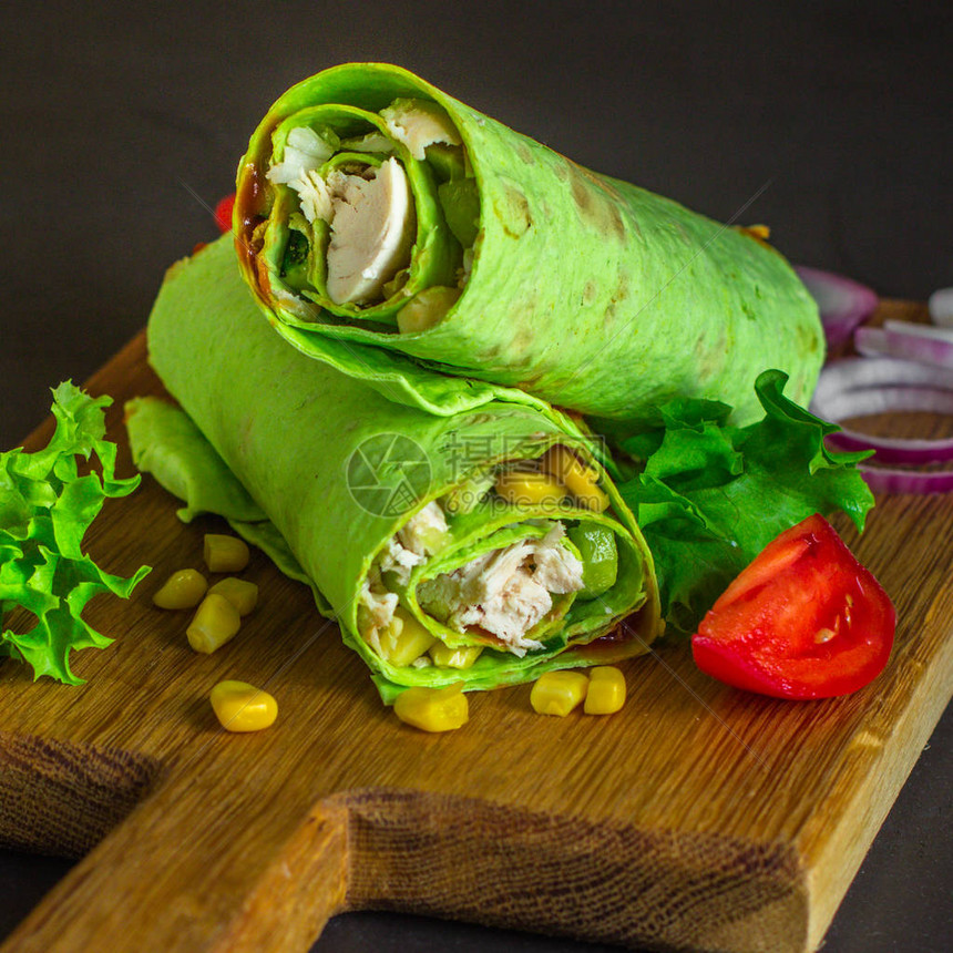 currito以肉和蔬菜包装绿色玉米包装顶部视图图片