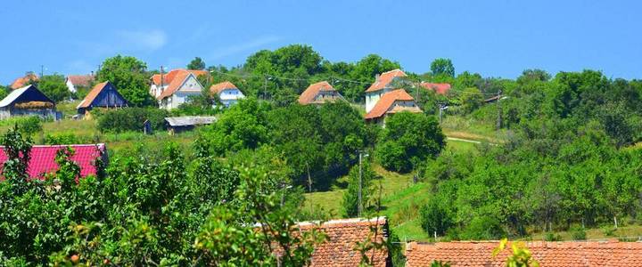 罗马尼亚特兰西瓦尼亚州吉伯特的典型农村地貌和农民住房图片