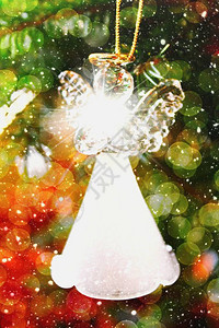 圣诞树上的玩具玻璃天使装饰有灯光源来图片