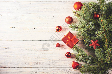 圣诞背景Fir树和许多圣诞节的红面包和礼物盒图片