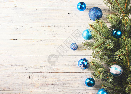 圣诞背景Fir树和许多圣诞节的青蓝面包圈图片