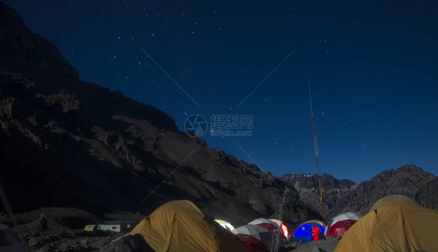 夜幕环绕着一个充满星夜的岩图片