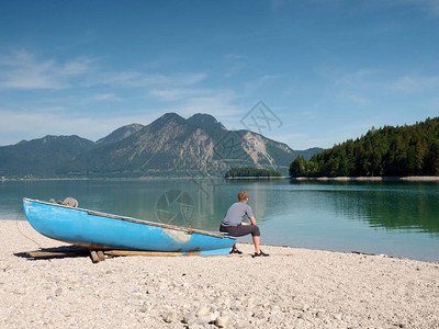 运动船蓝绿色的山湖无风的夏日图片