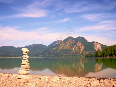 湖岸的石块堆积在湖边石头平衡向水面倾图片