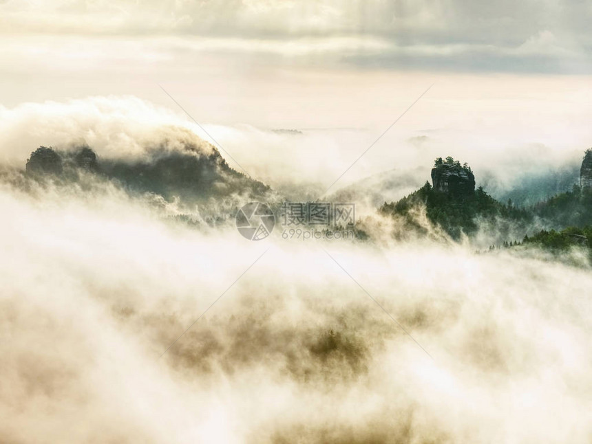 厚雾使海扁山峰增加图片