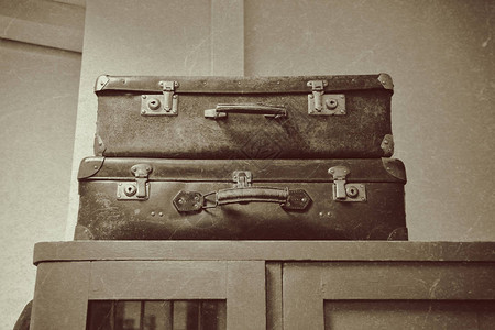 衣柜上的灰尘里有两个旧式手提箱图片