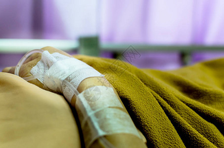 病人手上的近身盐水线和医院病人手部和身体康复图片