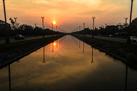 日落在一条Uthathayan公路上图片