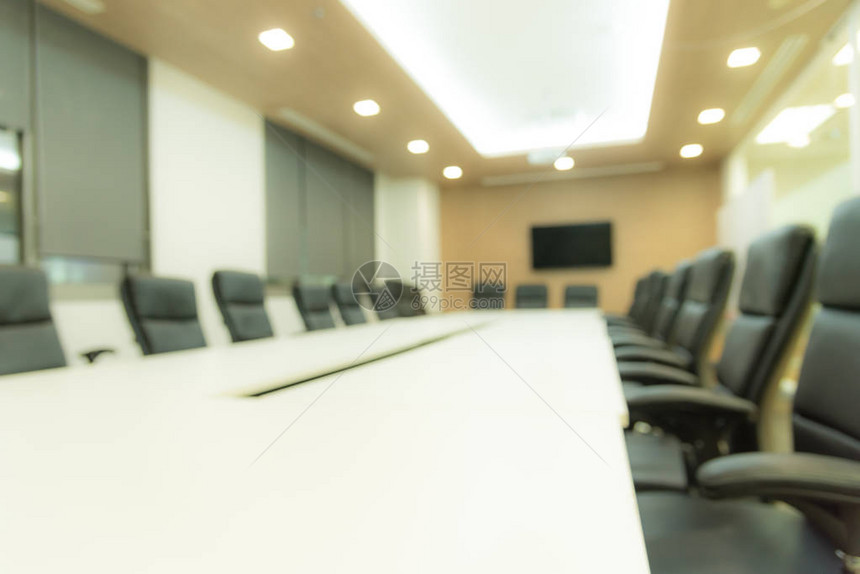会议室和会议室以及背景模糊的黑沙发图片