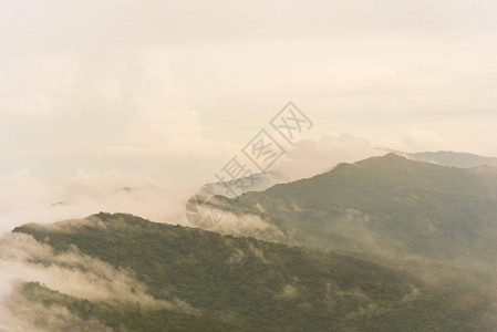 在泰国北边南省SuanYaLuang的雨云天观下图片