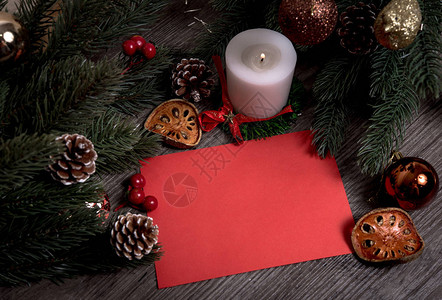 样机纸卡与松果圣诞装饰木桌背景图片
