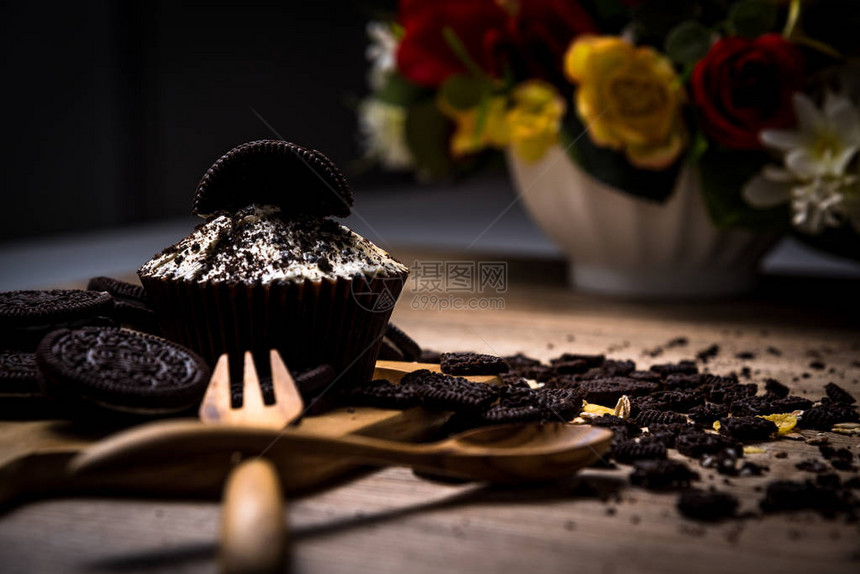 自制黑巧克力纸杯蛋糕图片