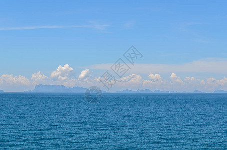 清晨蓝天下海云山的风景图片