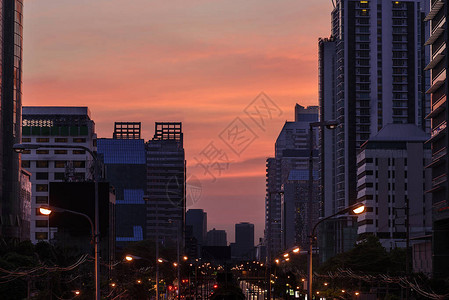 城市景观和傍晚的日落图片