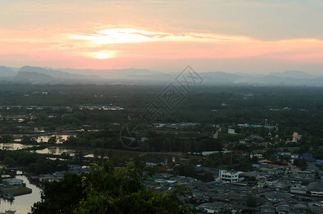 泰国春蓬府傍晚的天际线和日落的城市景观图片
