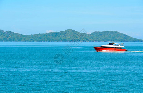 早上在蓝天下与红船和大海的风景背景图片
