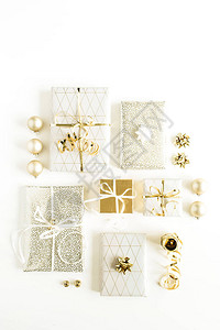 白色背景上有蝴蝶结和装饰的礼品盒图片