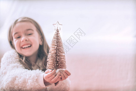 一个可爱的小女孩和一棵美丽的小树图片