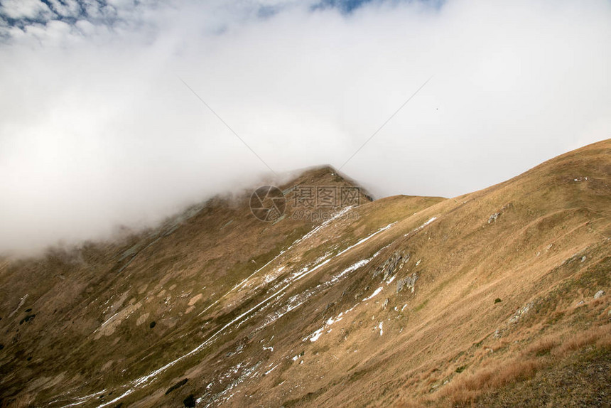 秋天在斯洛伐克尼兹克塔特里山脉的Kotliska山上与蓝色天空和云彩相伴图片