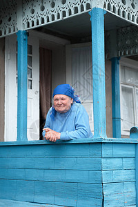 俄罗斯祖母在村舍的阳台上图片