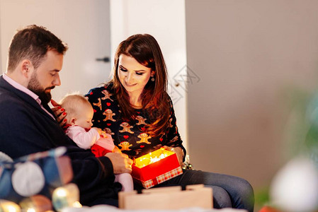 在圣诞节与新生儿的幸福家庭圣诞惊喜图片