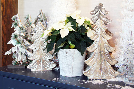 木制圣诞树装饰品的节日收藏图片