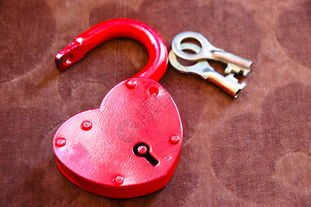 红心锁和钥匙图片