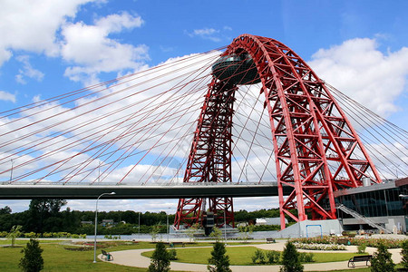 红金属拱门在桥上对图片