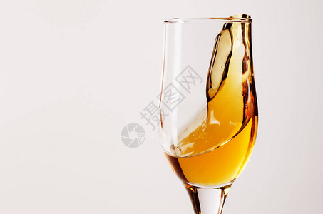 葡萄酒杯白葡萄酒喷洒葡图片