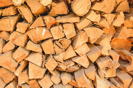 为该国冬季准备木柴筹备全图片