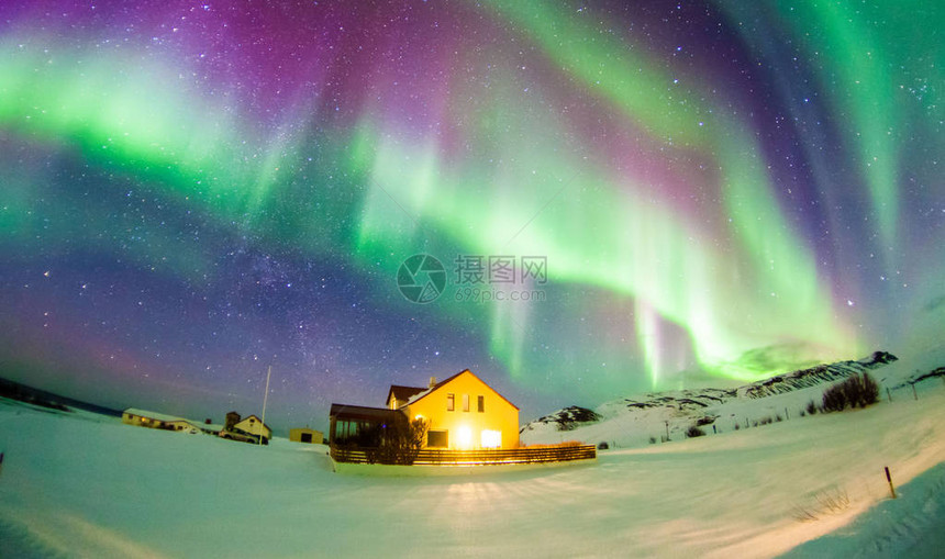 北极光或更广为人知的北极光在冰岛图片