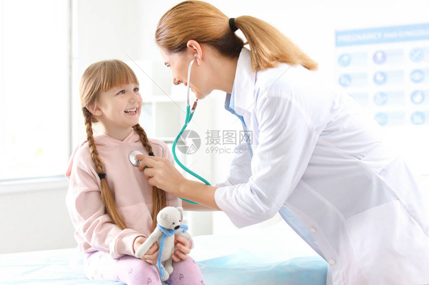儿童医生在医院中图片